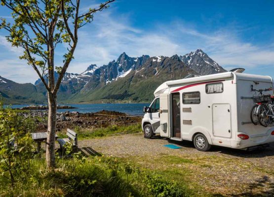 Panneaux solaires de camping-car bien nettoyés, vacances assurées