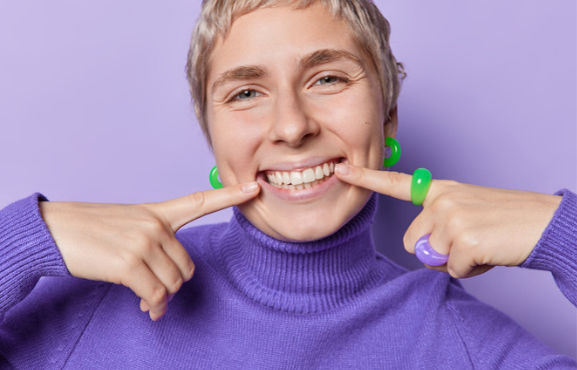 femme souriant à son laveur de carreaux JDNet