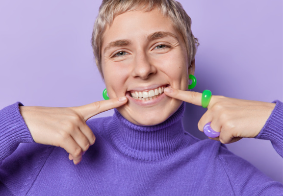 femme souriant à son laveur de carreaux JDNet