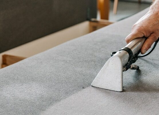 Nettoyage de votre canapé en tissu en 7 étapes – Guide expert