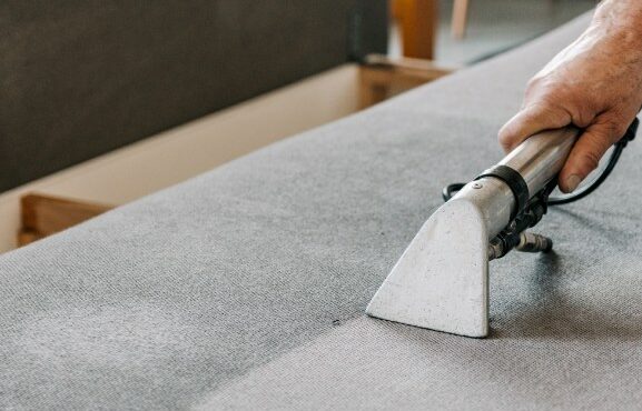 Nettoyer un canapé en microfibre : conseils et étapes à suivre