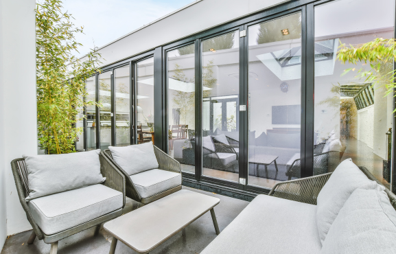 véranda et salon de jardin sur une terrasse