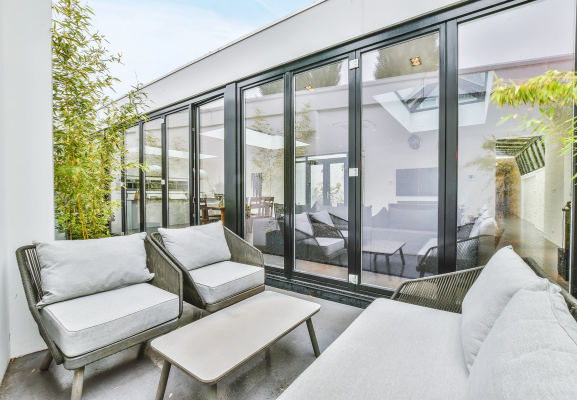 véranda et salon de jardin sur une terrasse