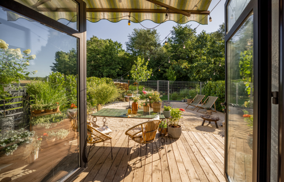jolie terrasse d'été en bois