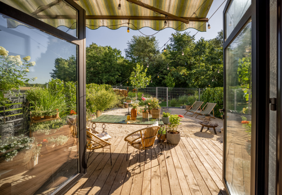 jolie terrasse d'été en bois
